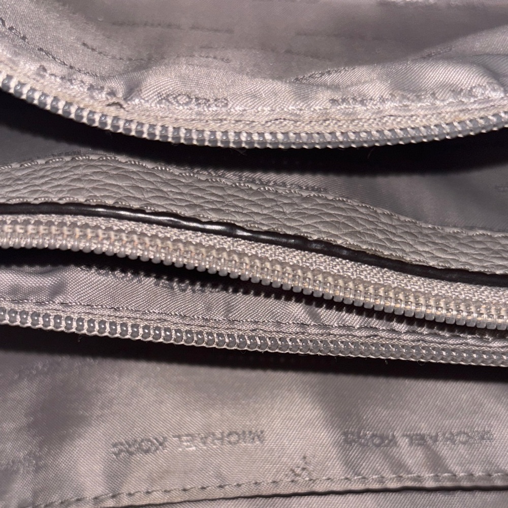 Michael Kors Jet Set Medium Pebbled Leather Chain Shoulder Bag. - Picture 7 of 11